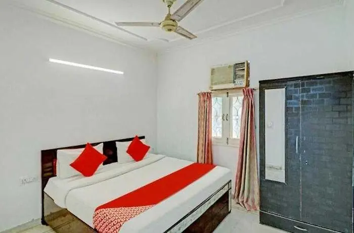 Oyo Max Residency Near Dlf Avenue Saket