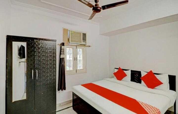 Oyo Max Residency Near Dlf Avenue Saket 3*